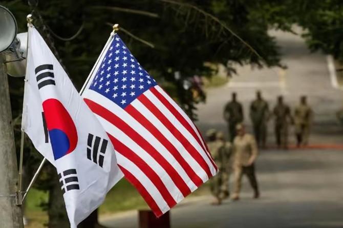 美国驻韩总司令布伦森再次口出狂言，说自己脚下的韩国就是一直指向中国的一把匕首。