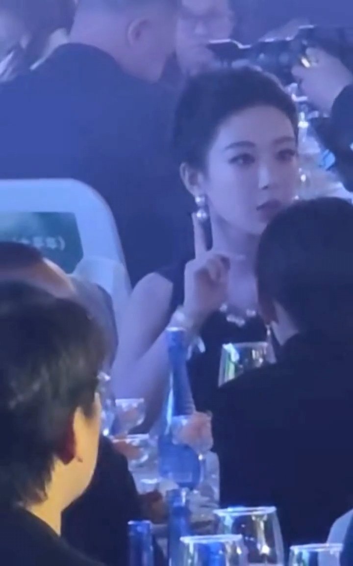 杨紫以为耳环少了一颗珍珠杨紫耳环不对称杨紫以为耳环少了一颗珍珠，这个懵懵的表情，