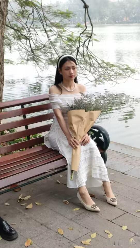 看看图片下面这个美女是那个国家的人？你们能猜对吗？