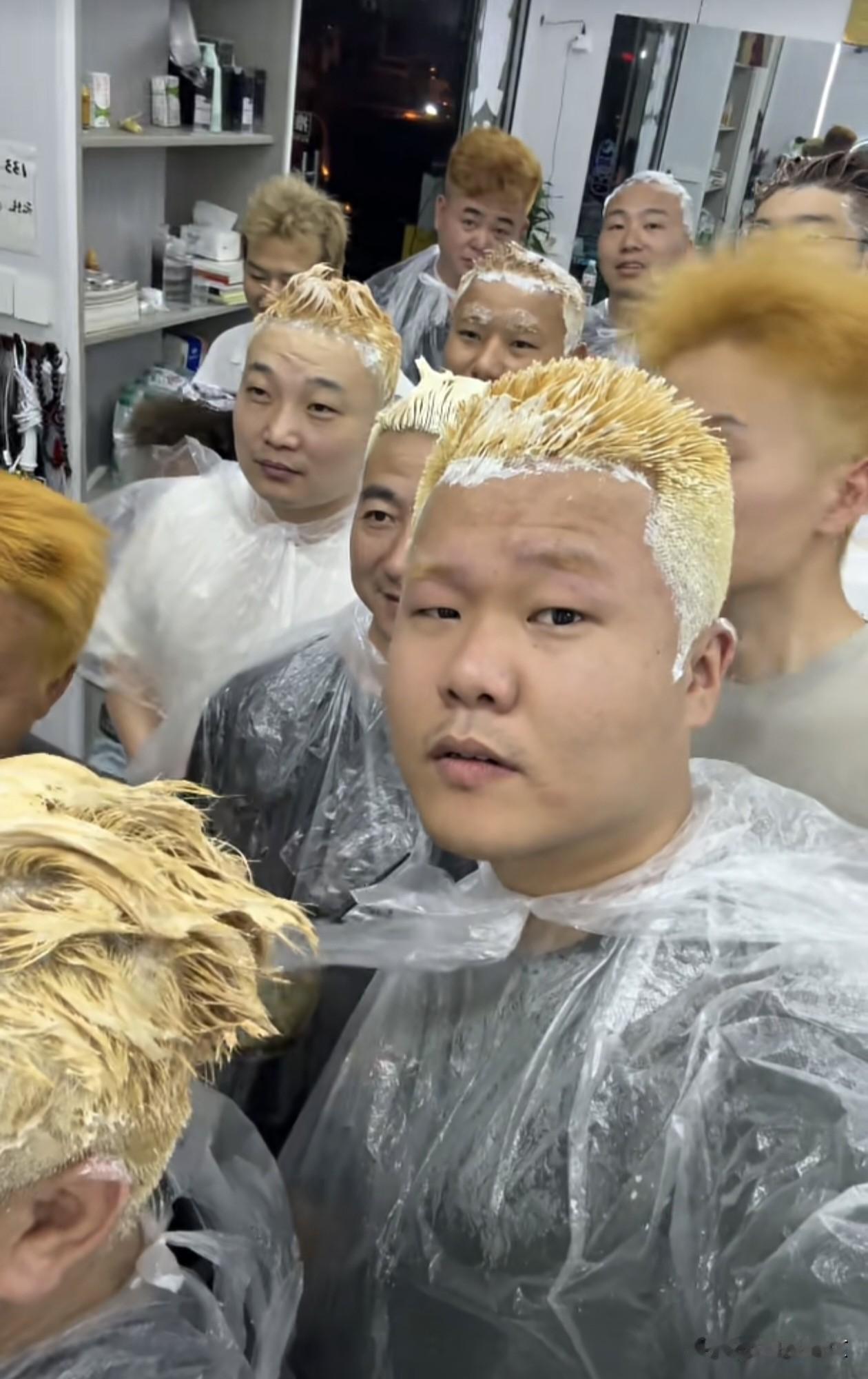 黄毛赴约：一场专属于80后的迟来叛逆！
 
理发店一句“80后凭证件免费染黄毛”