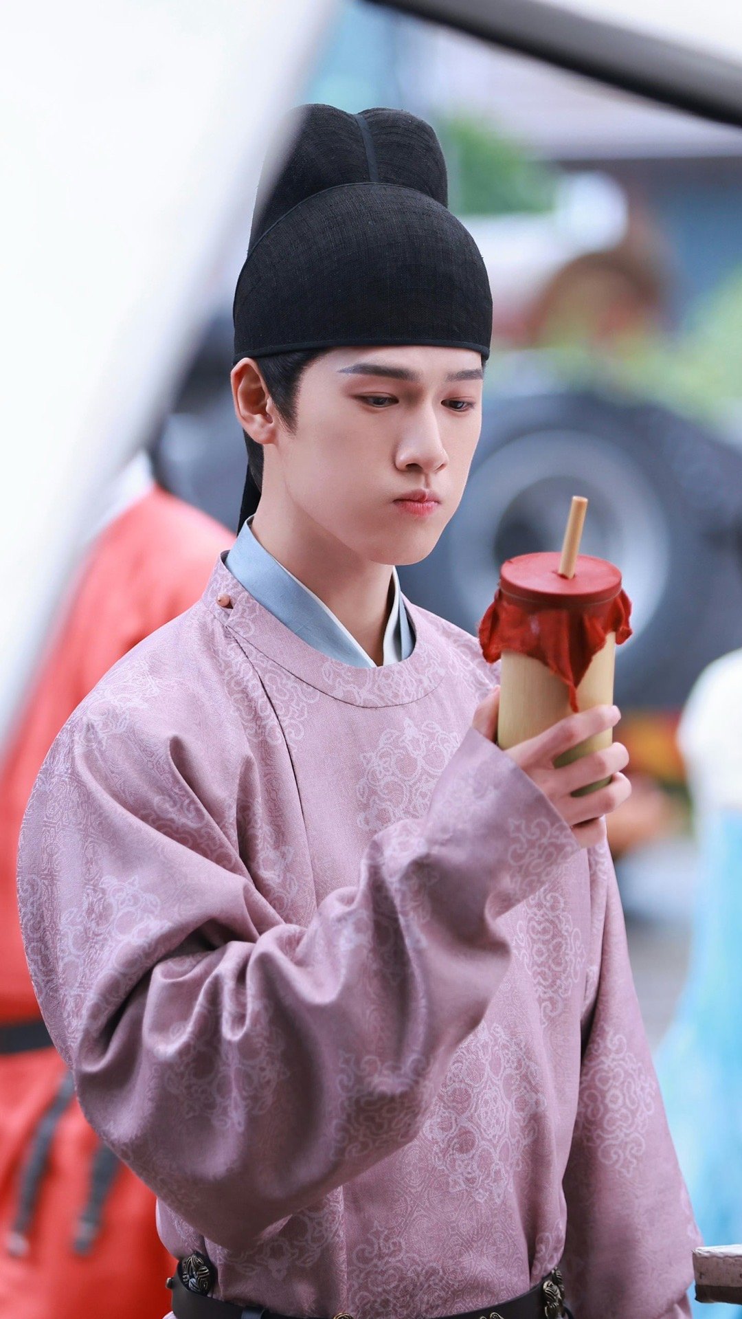 李昀锐经常请喝奶茶的帅气哥哥 日常糖分超标！李昀锐又给工作人员安排奶茶了，捧着热