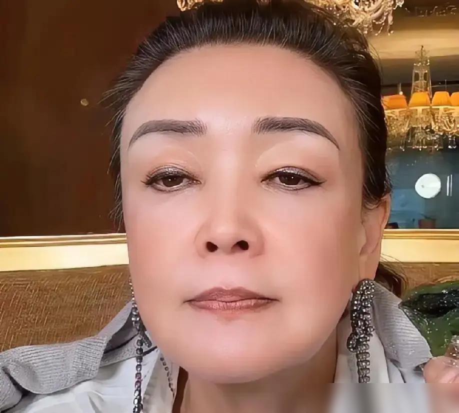 张兰新添的孙子，怎么突然就不配有姓名了？
 
前脚刚抱完“天赐灵童”，激动得一宿