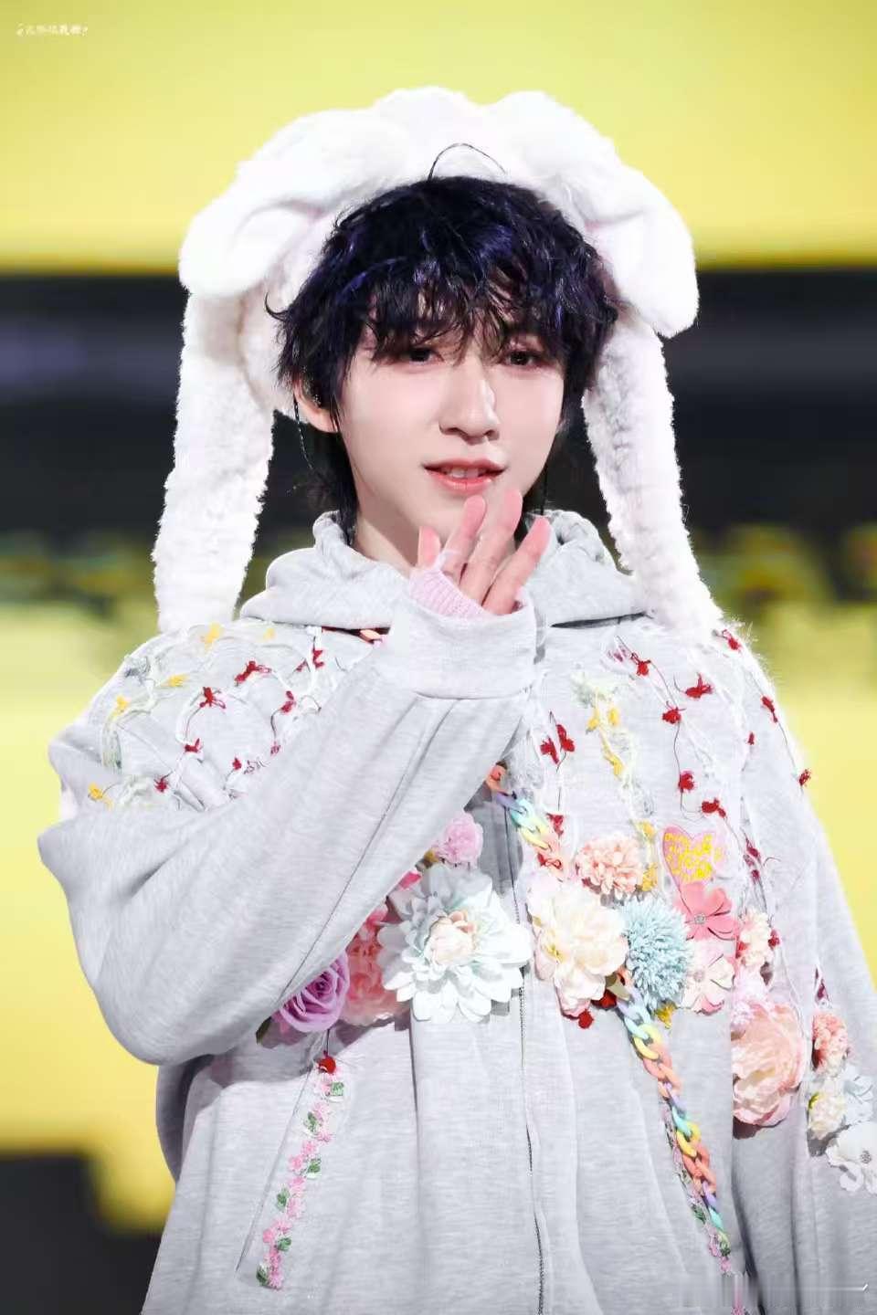 时代少年团星光大赏海报 从青涩新人到闪耀的养成系之光，时代少年团星光大赏海报太戳