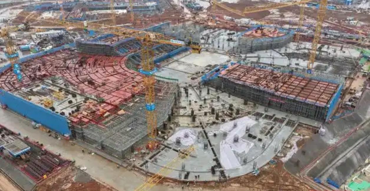 长沙奥体中心“破土而出”啦！3000人抢在雨季前搞定了“地下室”大工程

塔吊忙