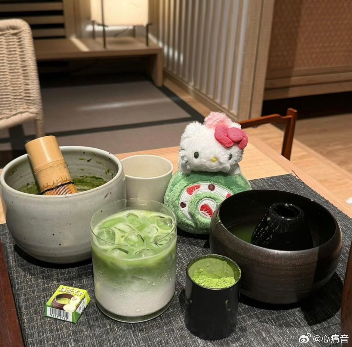 晨雾未散，老茶师的指尖便已触到竹匾里的茉莉。花是子夜刚摘的，带着露水的魂，一层花