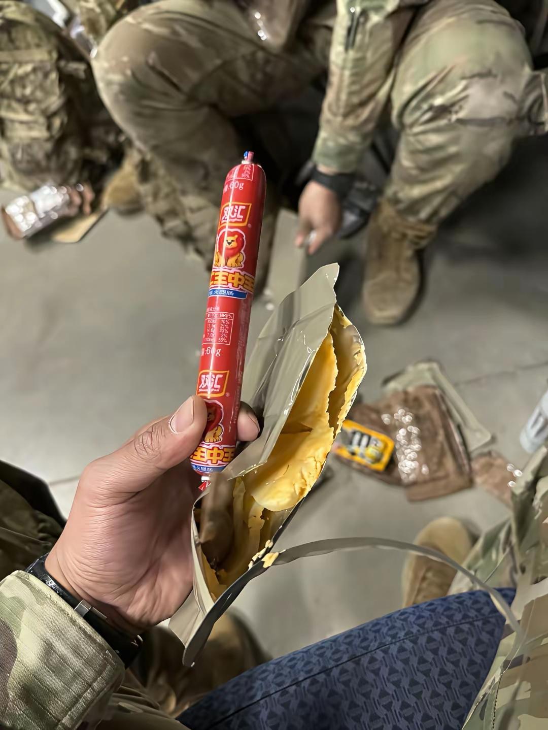 美军中“国货”，吃双汇火腿肠，正常；吃辣条，也理解；抽华子，应该的；让人不解的是