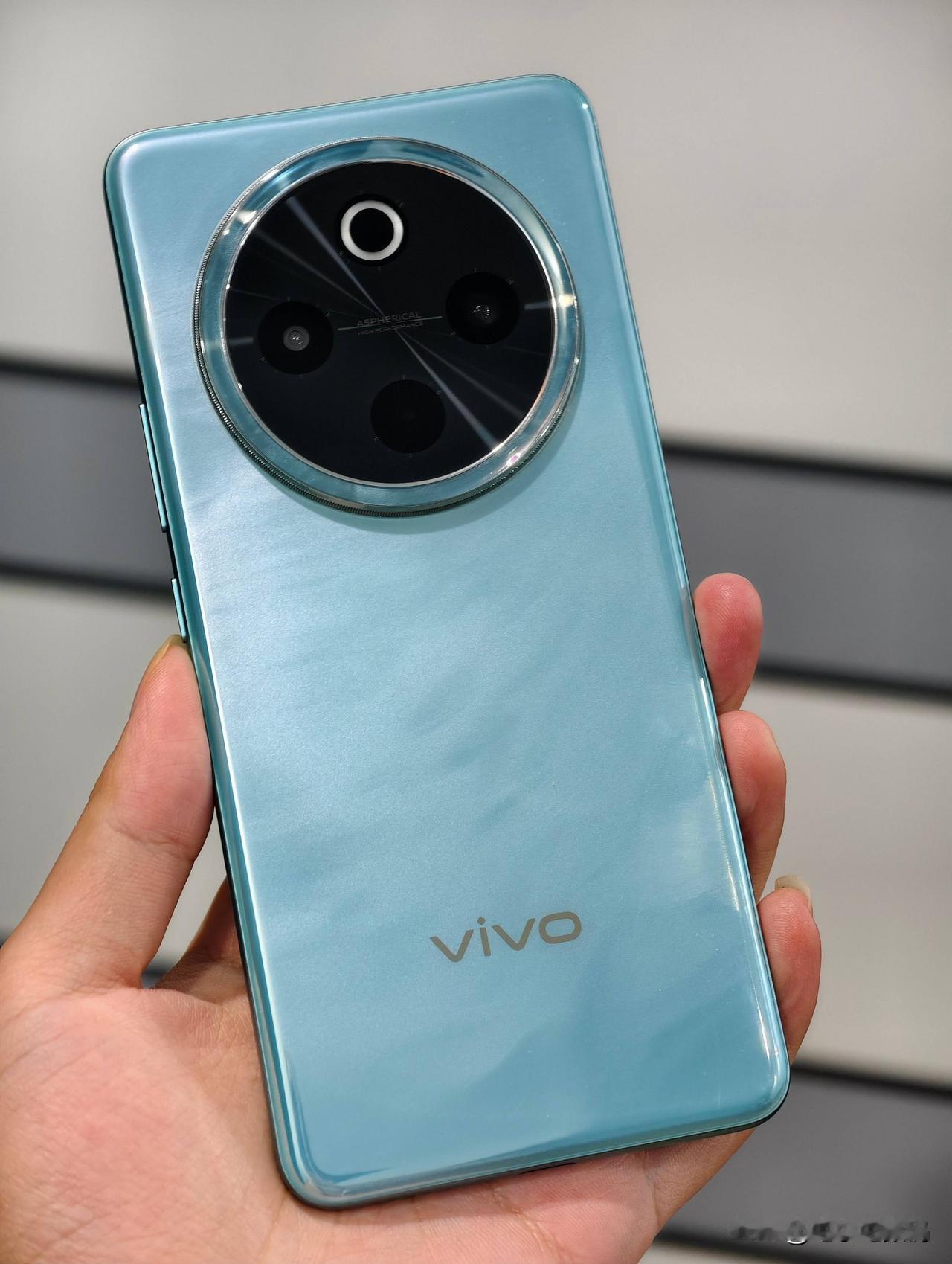 vivo Y300 Pro 这真机质感看着可还行？

外观颜值上确实没的说，全等