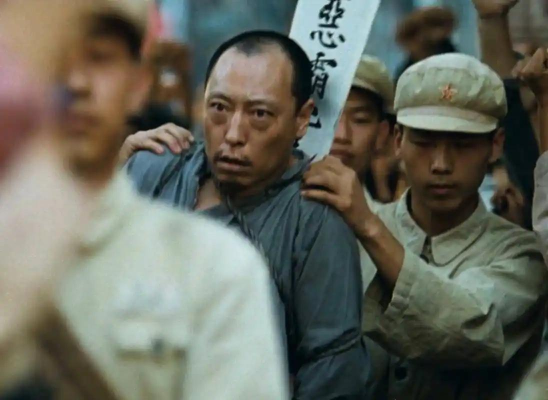 “《活着》里龙二被押赴刑场时，为什么不抓住最后机会指认福贵？”这个问题的答案，实
