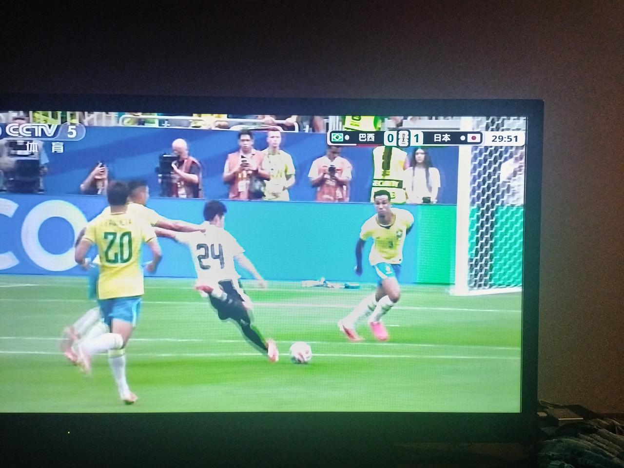 日本1-0领先巴西了！世界杯冠军梦也许真的就要实现了！今天比赛日本顶住了巴西前十