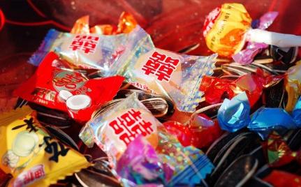 没想到吃糖也会近视！

医生说，糖分在身体里代谢，会带走钙和维生素B1，这两种营