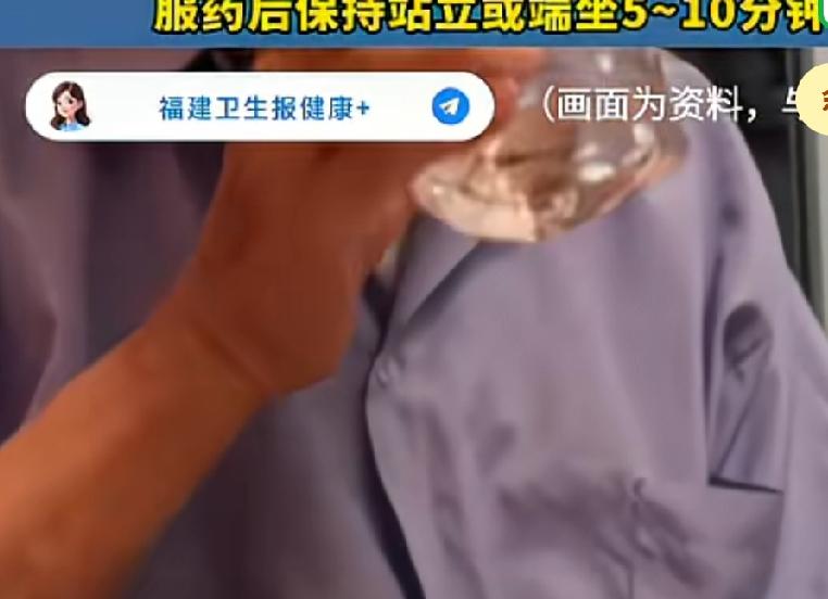 女子吃药时只喝两三口水，吃完立刻躺下，结果食管被腐蚀，烂处又长又深的坑洼持续，胸