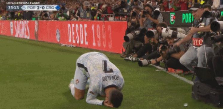 #C罗打入第900球喜极而泣#  射手王。下次再出现这么一个不知道得多少年了！ 