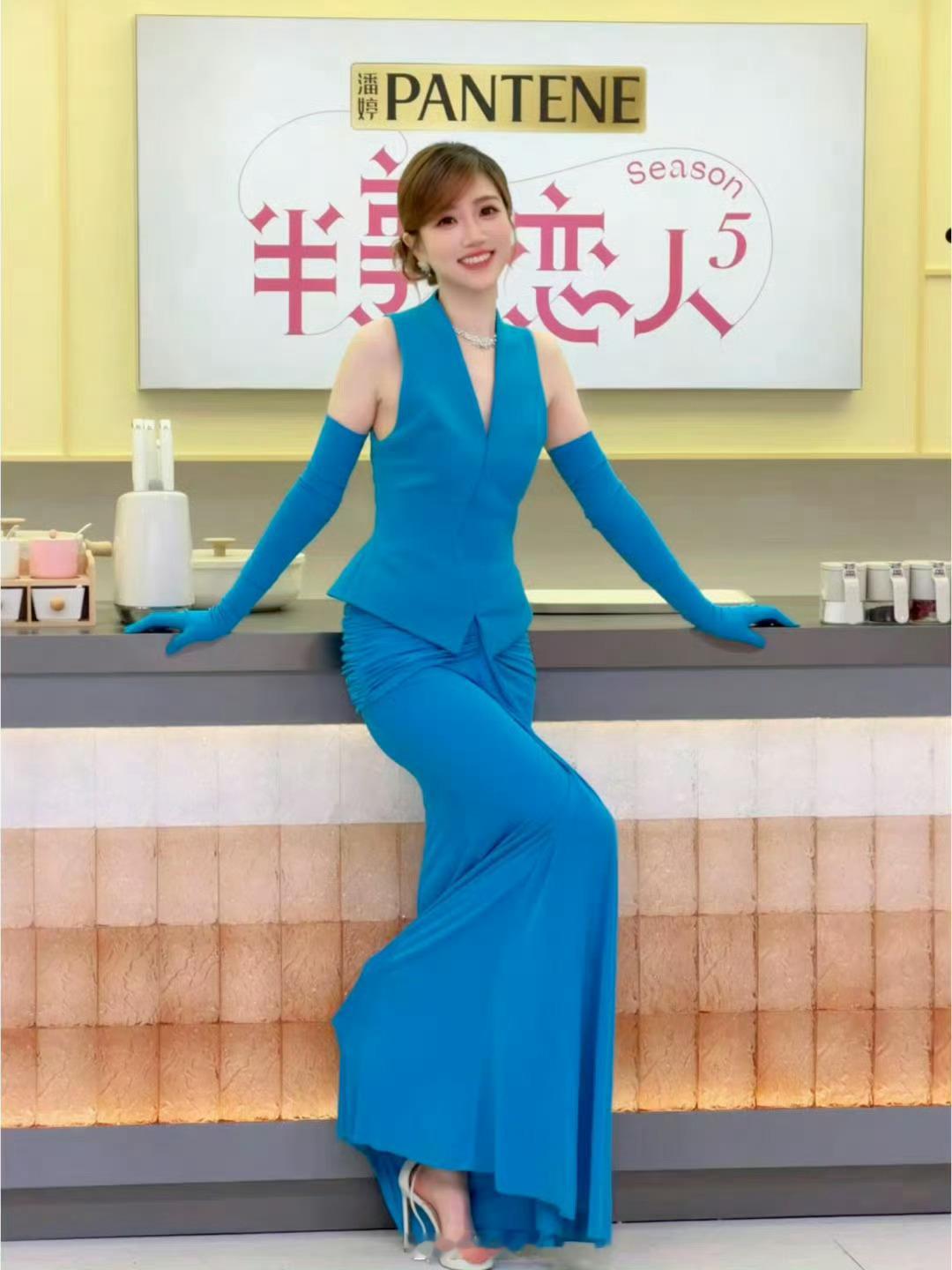 在恋综里看到韩剧了真没想到现在国产恋综这么会拍，满满的韩剧氛围感，第一次碰面不靠
