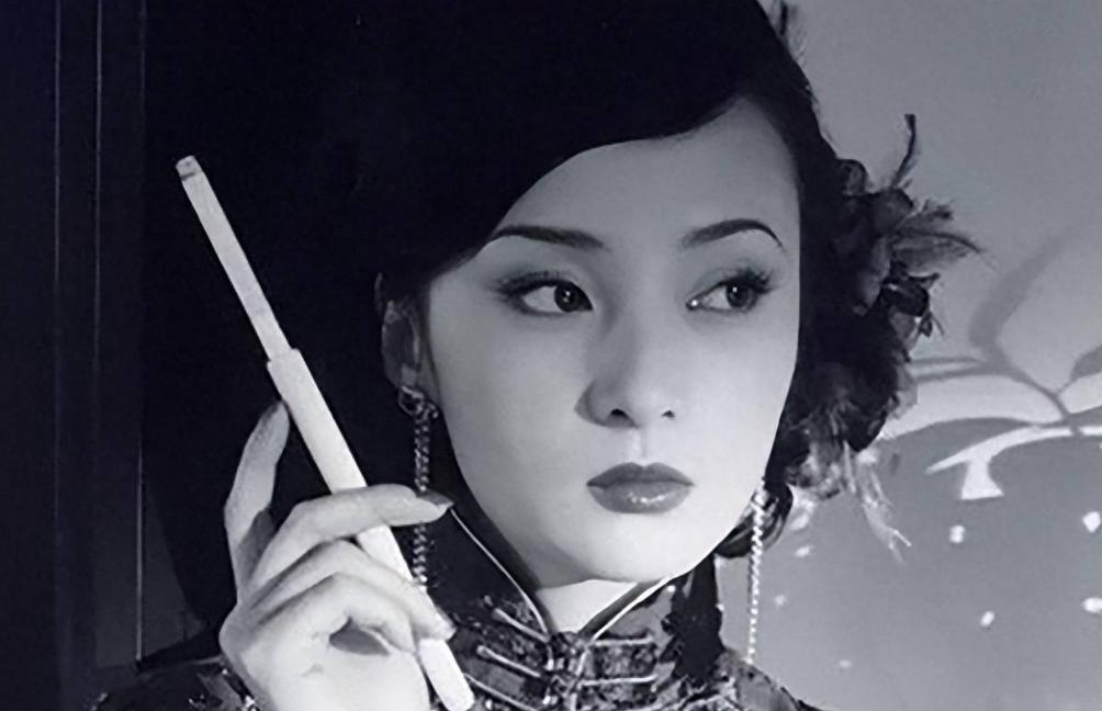 1955年，一个女人即将被枪毙。就在人们质疑，这个女人犯了什么大罪时，负责监刑的