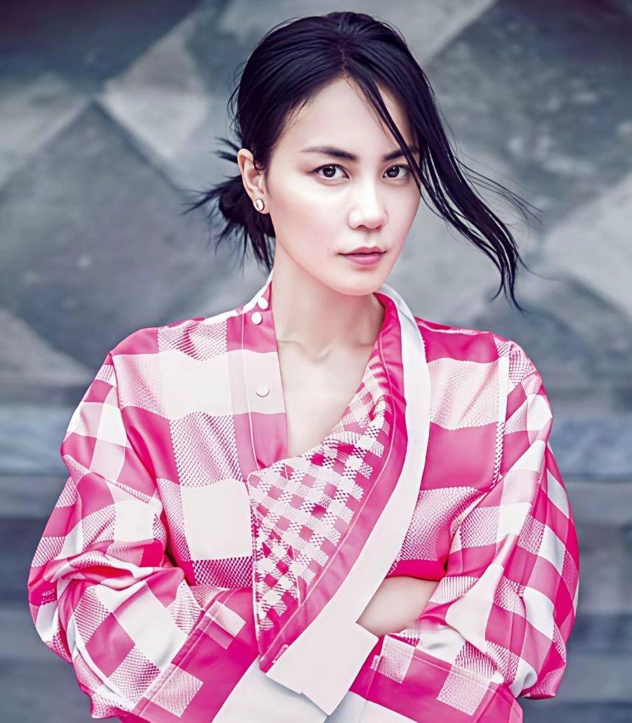 真是不服不行，这泼天的富贵终于轮到砸砸苏了。王菲要在春晚唱他的《你我经历的一刻》