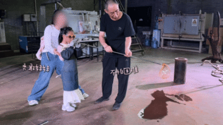陈赫带娃vlog陈赫带女儿体验吹玻璃两个女儿活泼又可爱，一看就是被爱包围长大的。