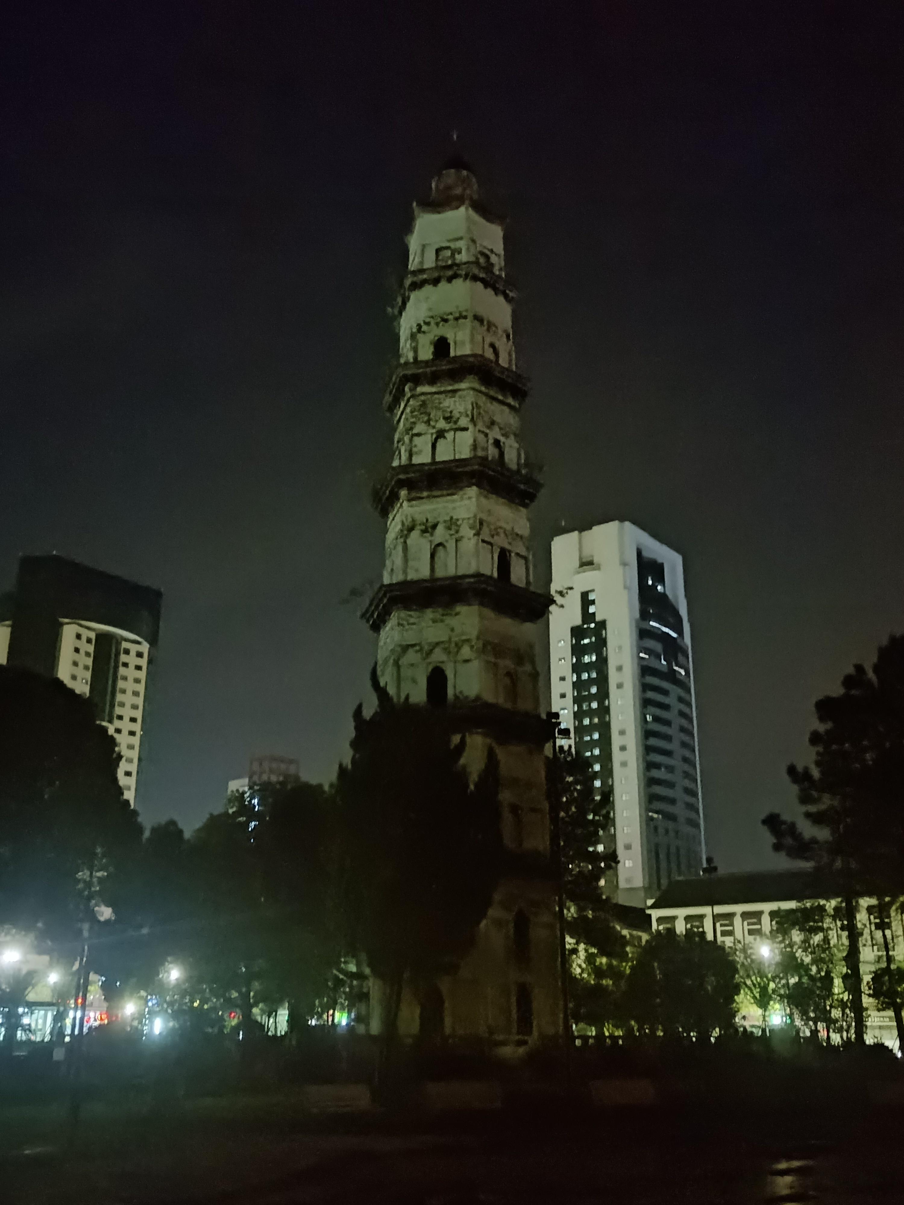 绍兴大善塔，宋塔，但屋顶明显是清代加的，外檐也是原本木檐毁掉后的添足。 ​​​