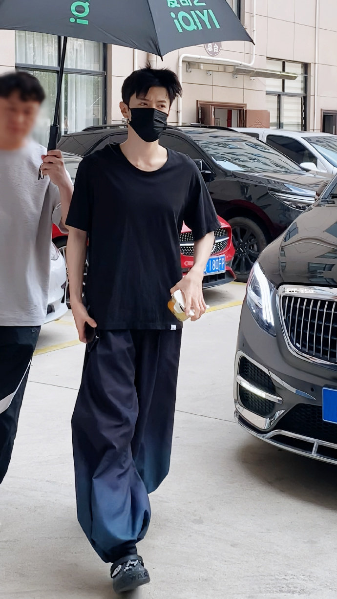 陈哲远《一笑随歌》上班黑T恤妙啊[舔屏]炸毛可爱小远和这身材反差好大斯哈斯哈11