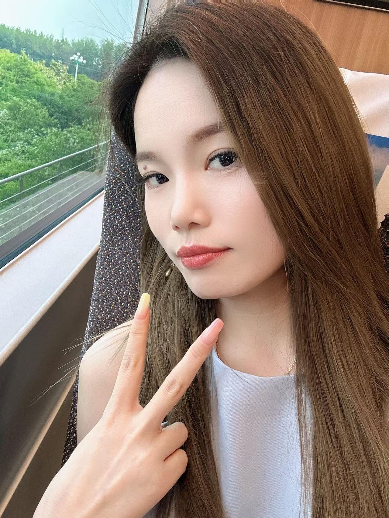 车内自拍，温柔少女心，浅蓝色连衣裙，自然妆容，清新自然。为什么越来越多女孩选择了
