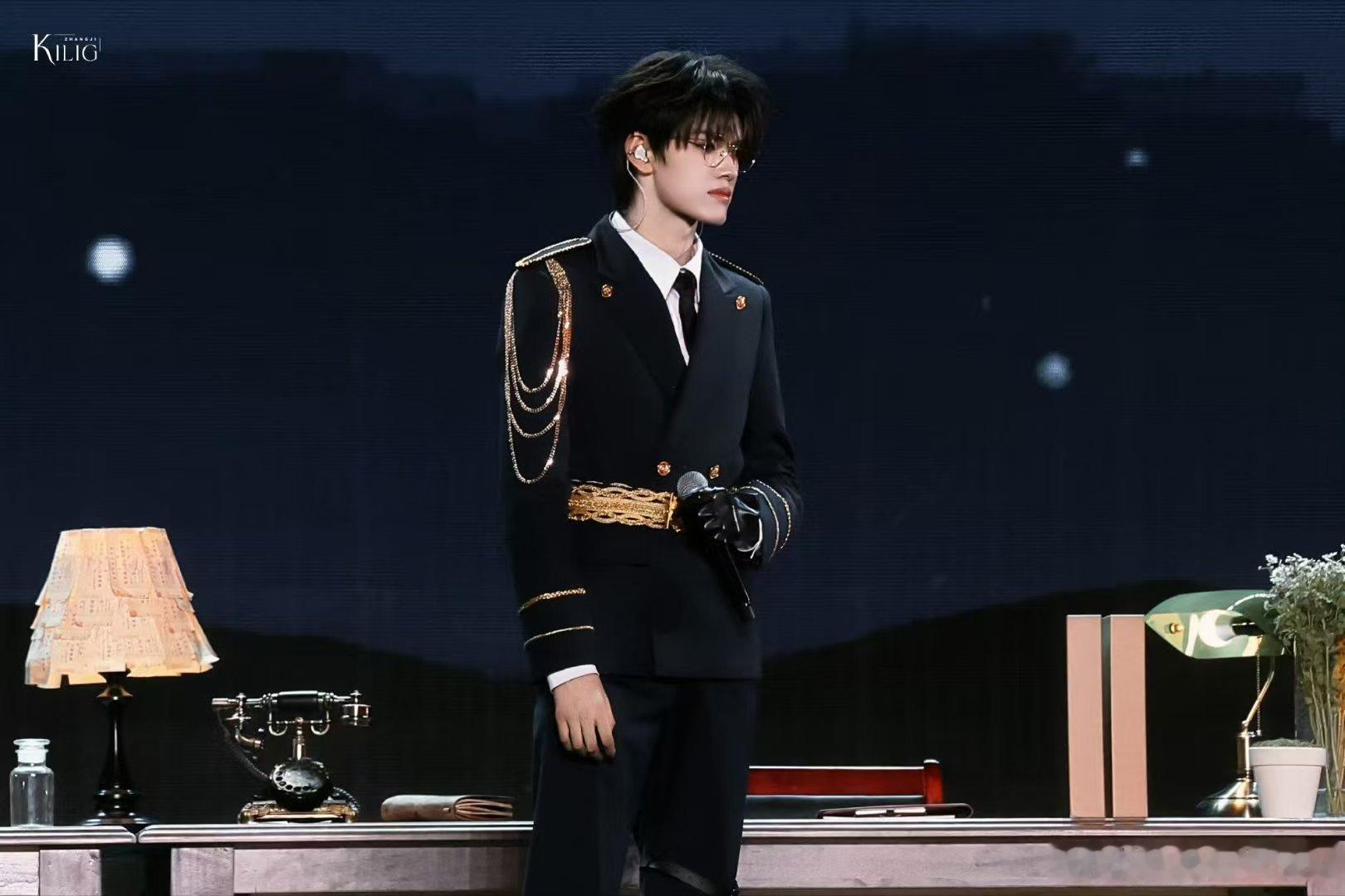 张极solo舞台是原创青岛演唱会本场最大惊喜当属张极原创solo《彻底的沦陷》！