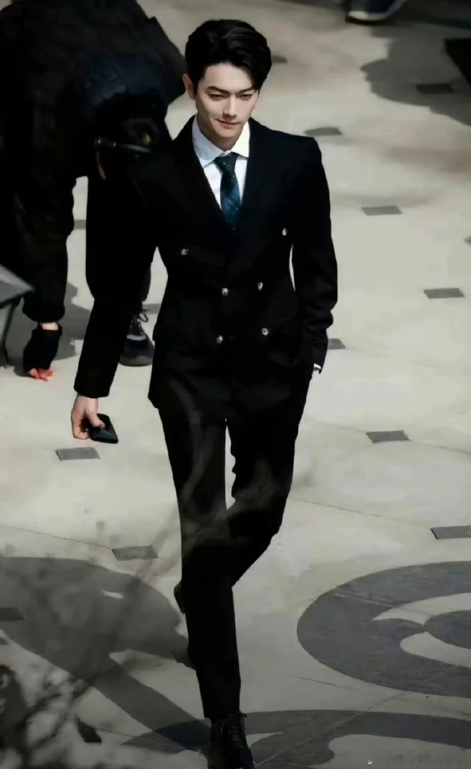 许凯恋情时间线 感觉之前刷到许凯的绯闻女友相关消息时，总在猜真假，没实锤的时候也