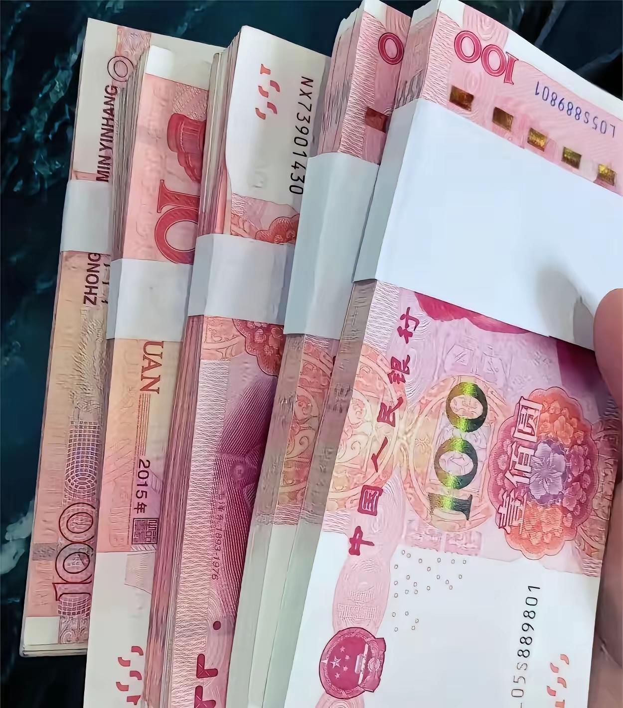 一年下来存不住钱，
还真不是努力不努力的事情。
就算月薪七八千，不算低了吧，
家