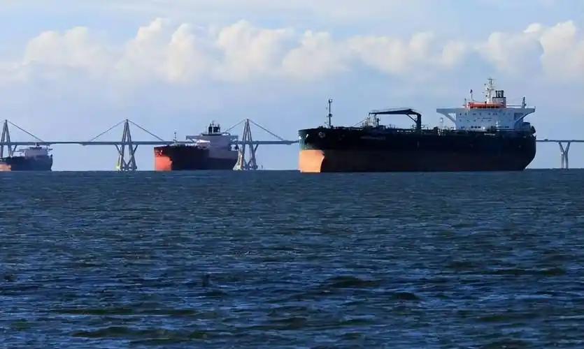 美军在霍尔木兹海峡的炮口，敢对准任何人，唯独不敢对准东方大国。
 
4月15日，