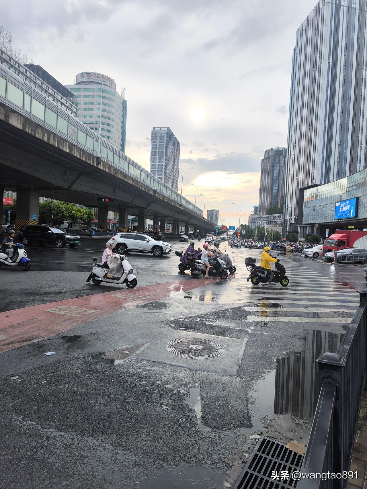雨后放晴，空气新鲜，太阳穿过云层、楼群依然那么刺眼，晚霞升起，明天又是艳阳天！