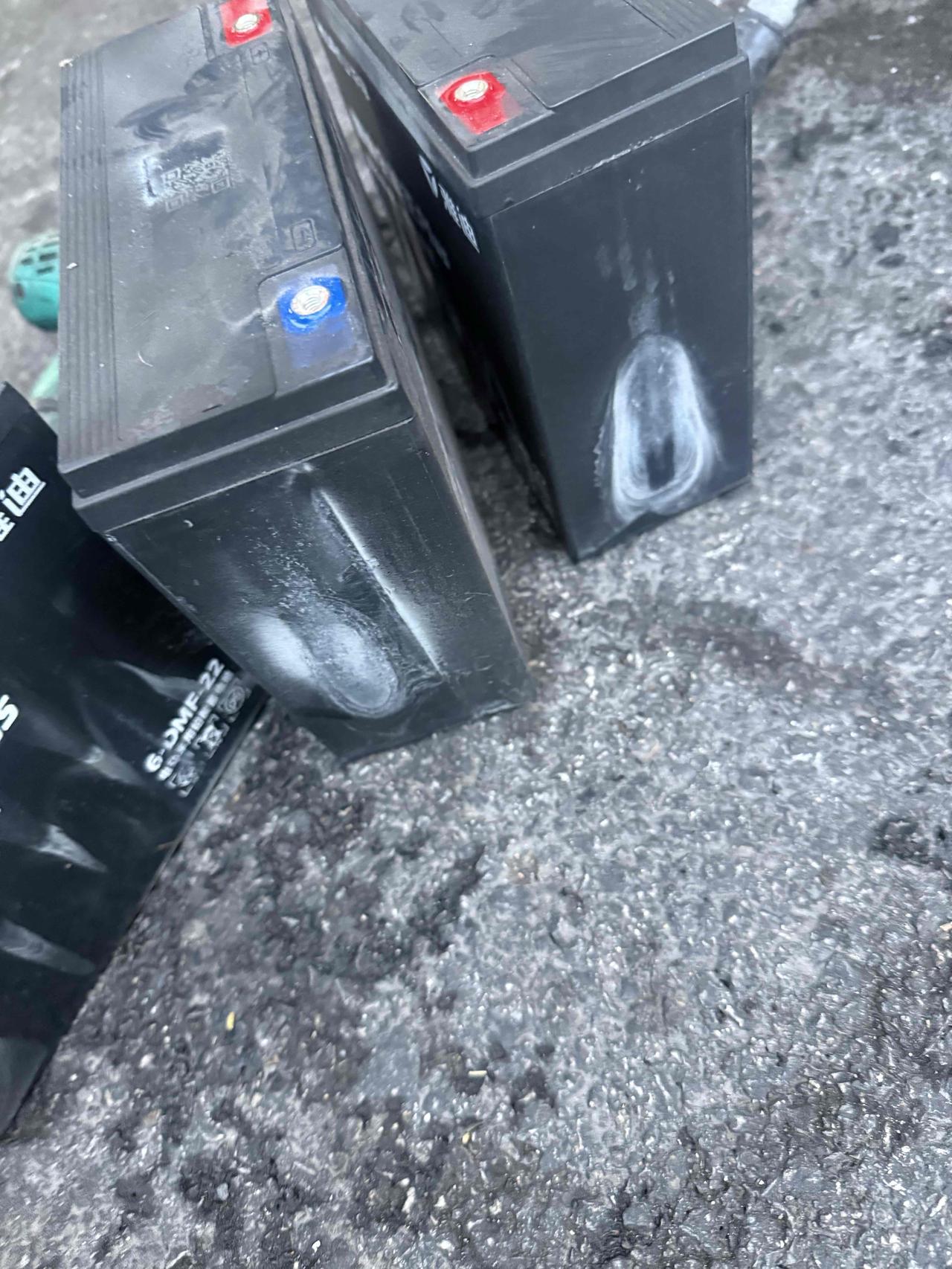 车库失火，电动车虽然幸免，但电池也被“烤”得跑不动了！
换一组新电池，今天又损失