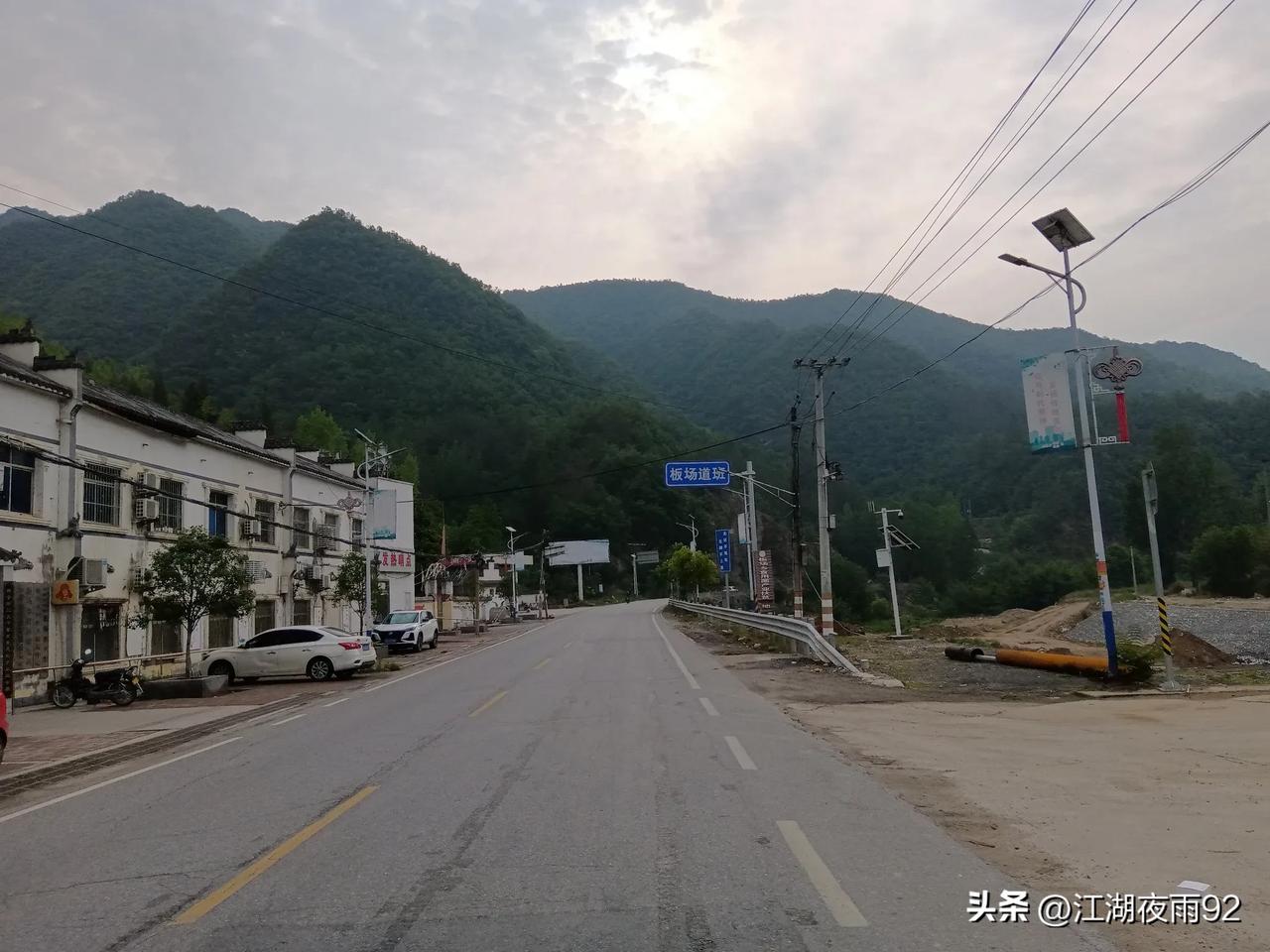 路过内乡板场乡，曾经是繁华的商贸重地，如今大街上冷冷清清。
板场位于内乡西北四十