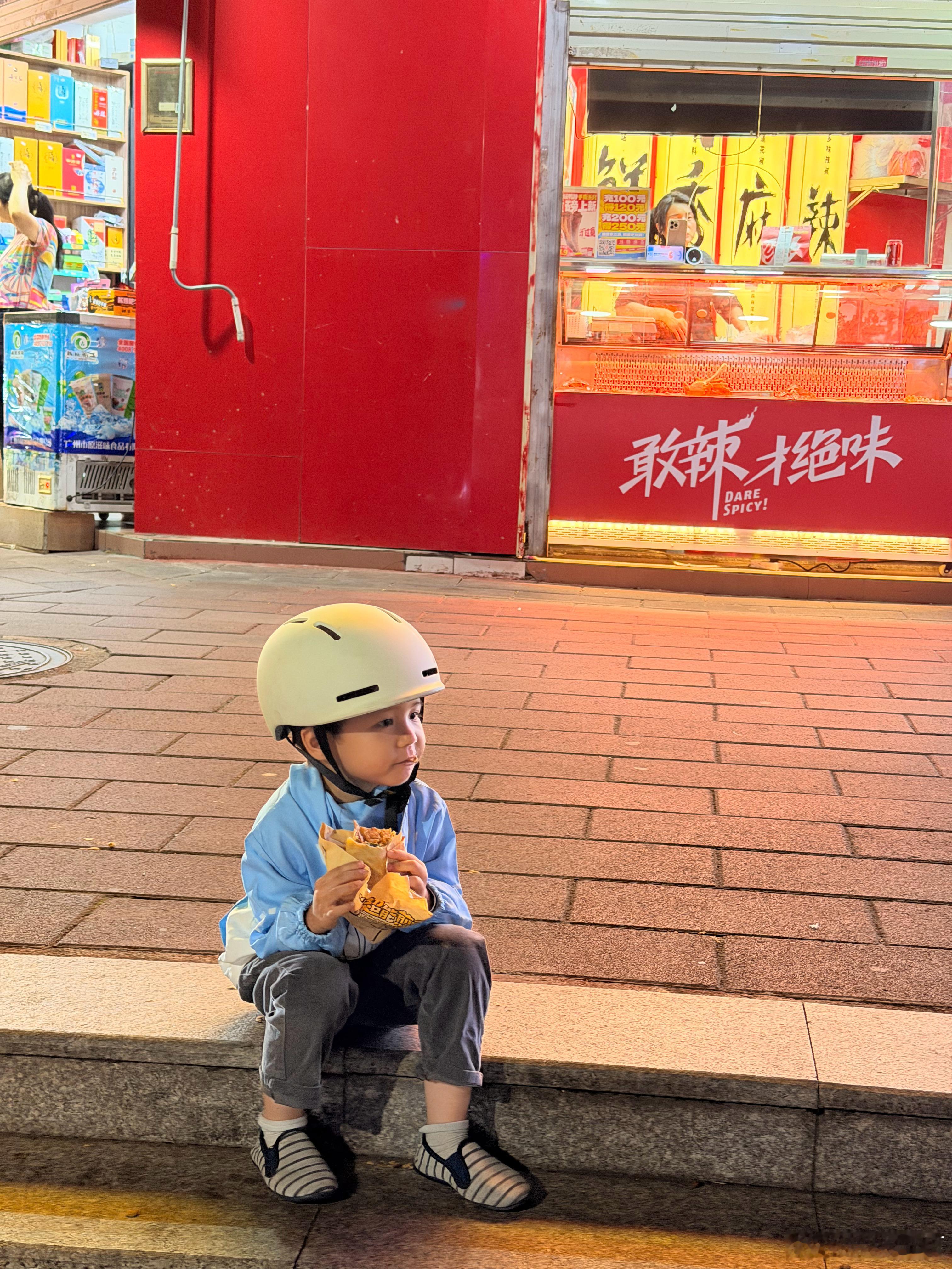 崽崽一脸骄傲出来跟我邀功：妈妈，我不小心尿到马桶外面，但我已经擦干净了，你快来看