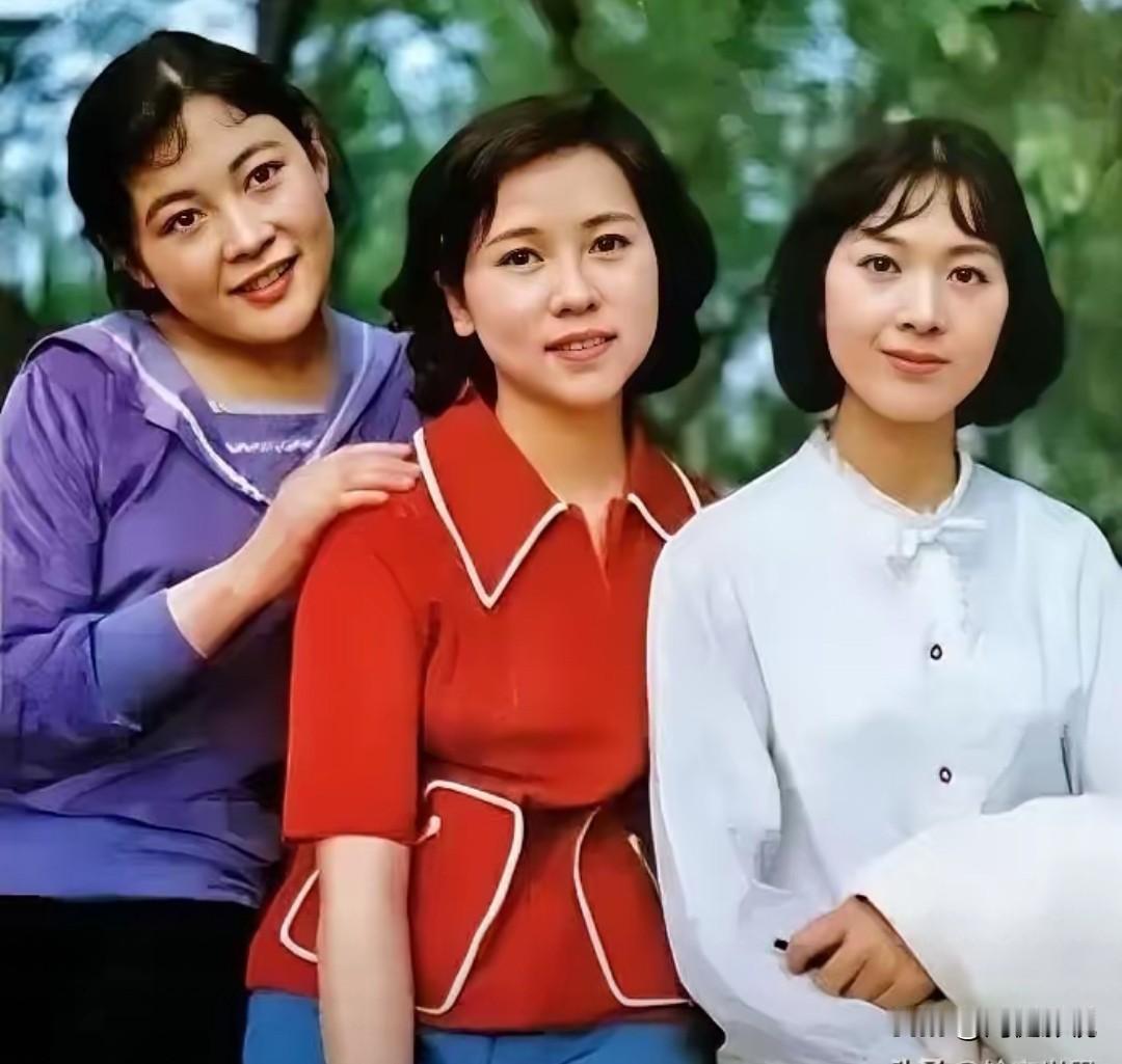 大家有没有发现？这80年代3位美女里，当年洪学敏即使最红站c位，反倒右边的龚雪气