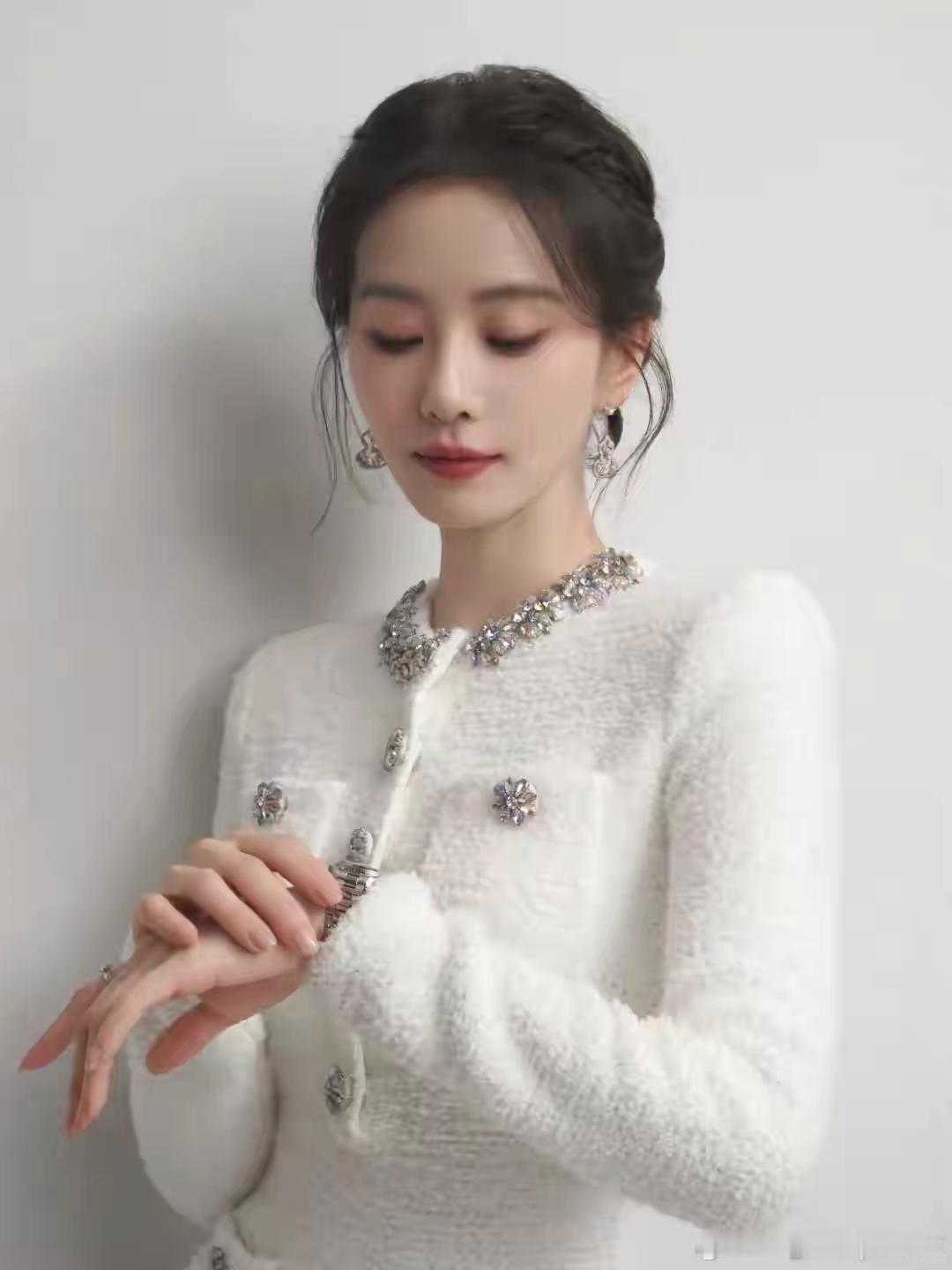 刘诗诗一袭优雅白裙释出全新写真！身姿挺拔气质温婉，白裙衬得她愈发清丽脱俗，氛围感