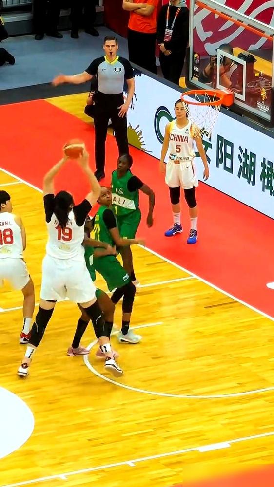 0分5失误，她崩溃痛哭，2米26的巨人却上前拥抱。
 
手里的球滚烫，汗水模糊眼