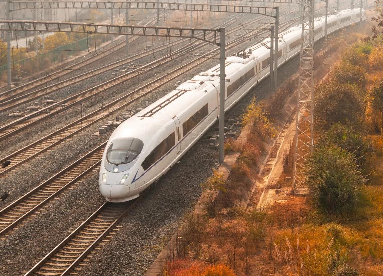 你们听说没？以后60岁以上老人坐火车，可能越坐越便宜了，不是打五折，也不是窗口专