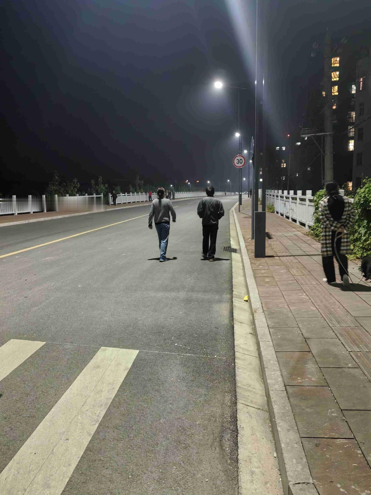 带定位晒今日生活 今日状态轻松愉快，鄂州这晴天也太给我心情加分了！今晨 6 时气