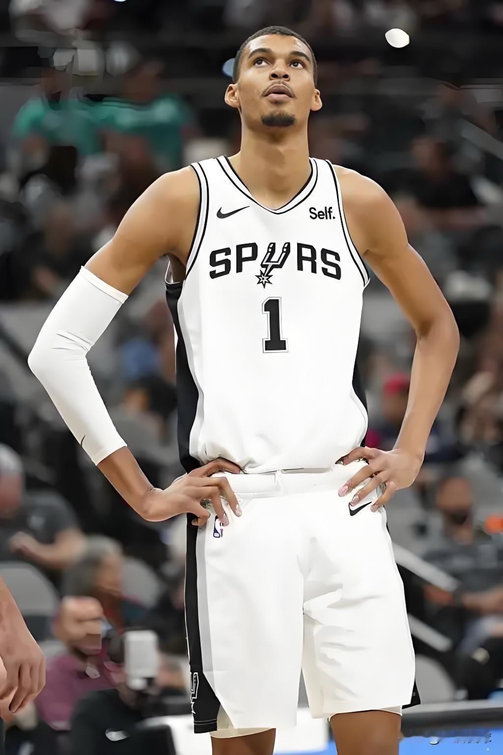 回顾前六场比赛，其实今天输球的问题一直都在罢了。

第一场：文班血c但全队三分也