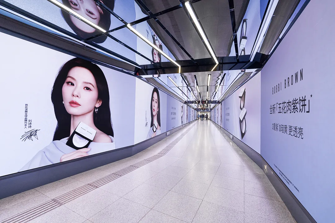 又是百米的巨屏地广刘诗诗完全地广富人芭比波朗全球代言人的排面一向如此优秀 