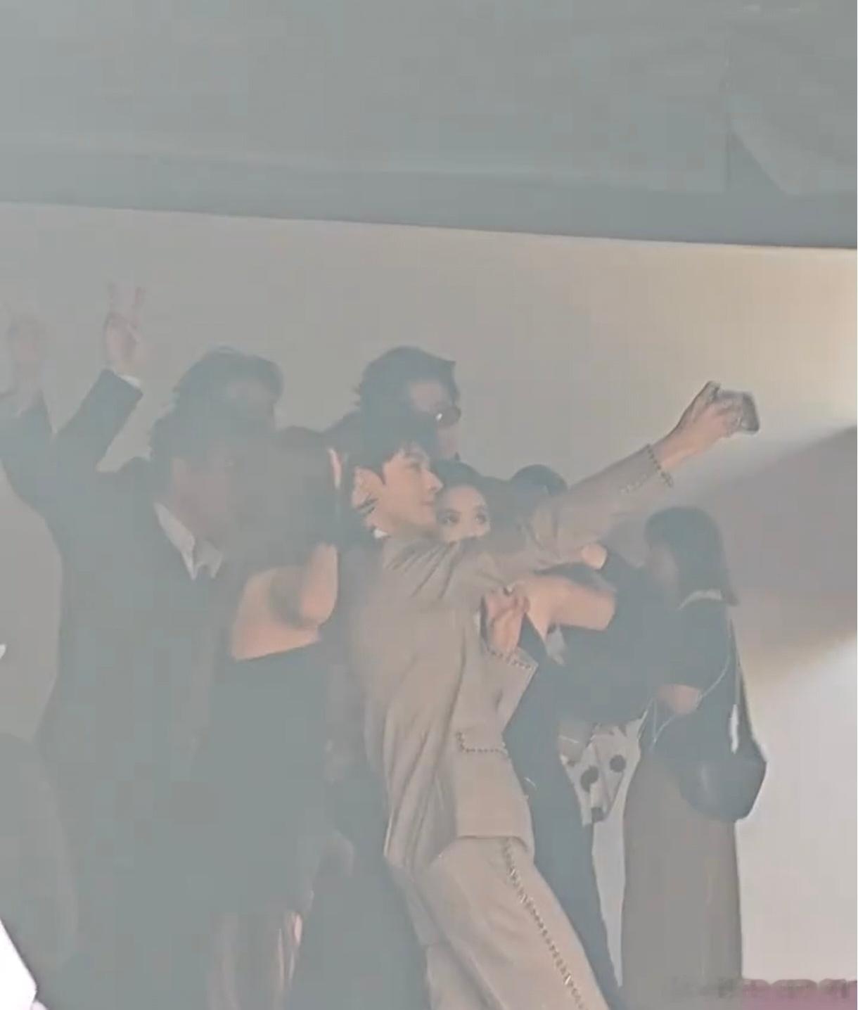 地球团后台合影我们地球团感情杠杠的，后台合影啦，龚俊快把合影交出来！！！地球团星