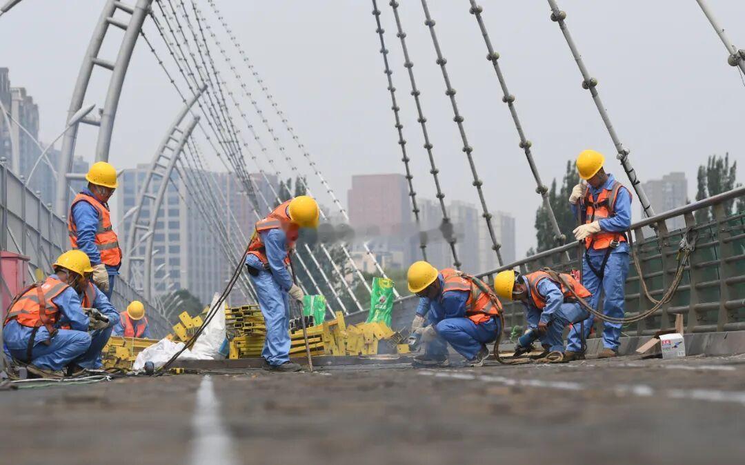太原南内环桥人行辅道开始改造  6月23日零时起，由市城管局市政建管中心负责实施