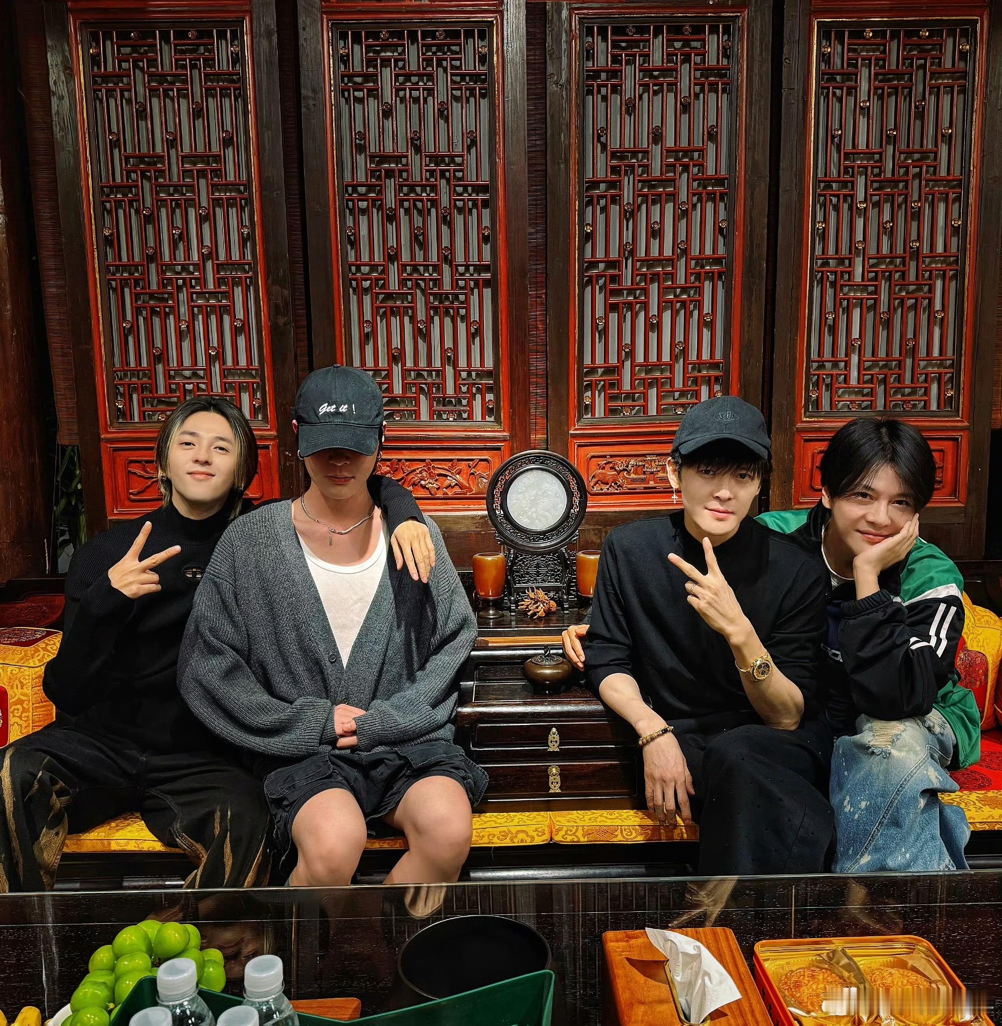 早安希望吴宣仪符龙飞指点唱跳 早安直播直接漏勺官宣符龙飞当北京站嘉宾，拉上吴宣仪