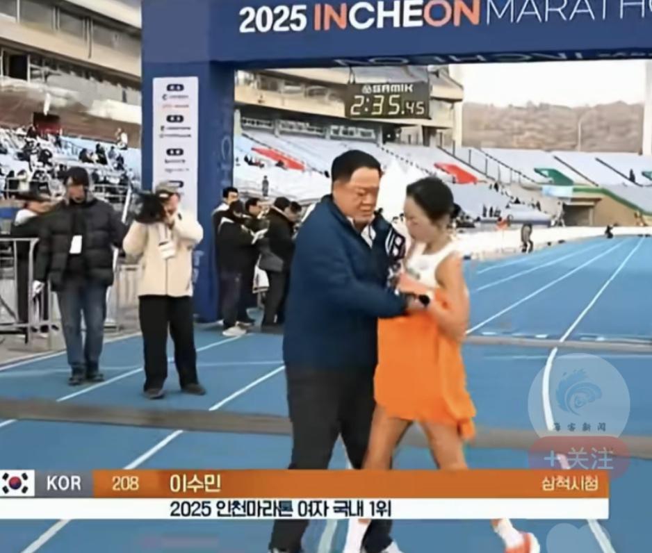 韩国马拉松冠军冲线后“甩脸”教练：这围毛巾的动作，真的越界了
 
刚冲过仁川马拉