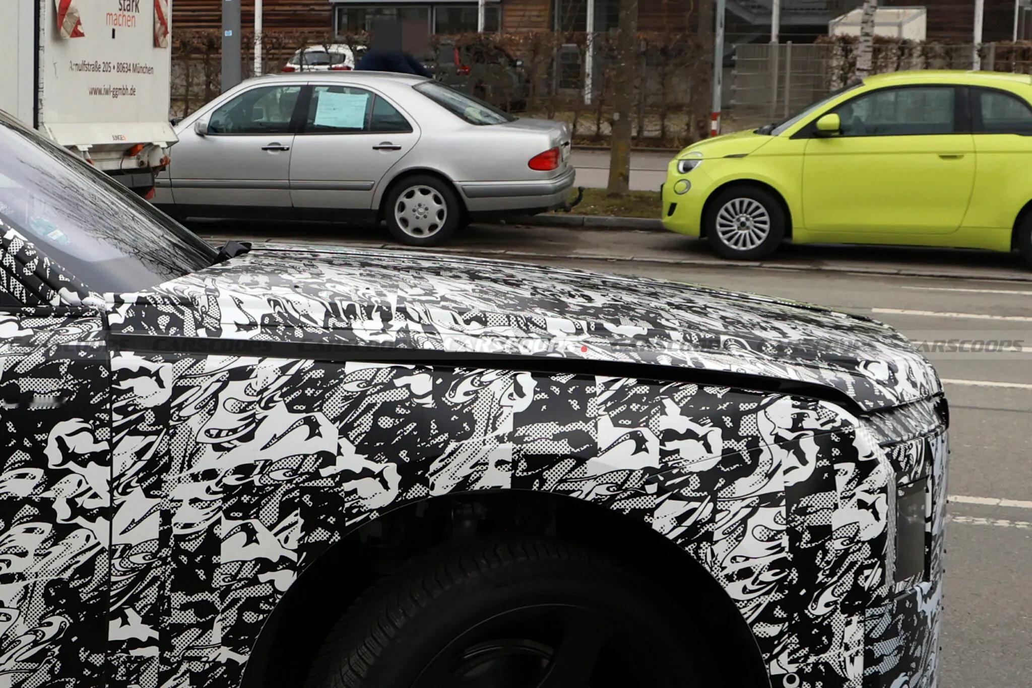 劳斯莱斯电动SUV车灯隐约有一点宝马的影子据说前备厢是一个像鸥翼门的结构