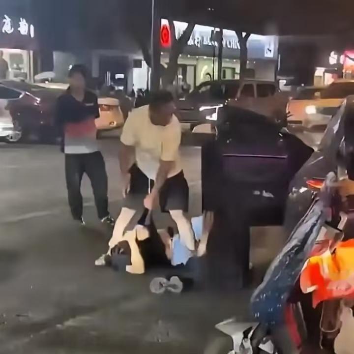 妻子和情人正搂在一起亲热，丈夫骑着电动车匆匆赶来，把车子往地上一扔，冲上去就动手