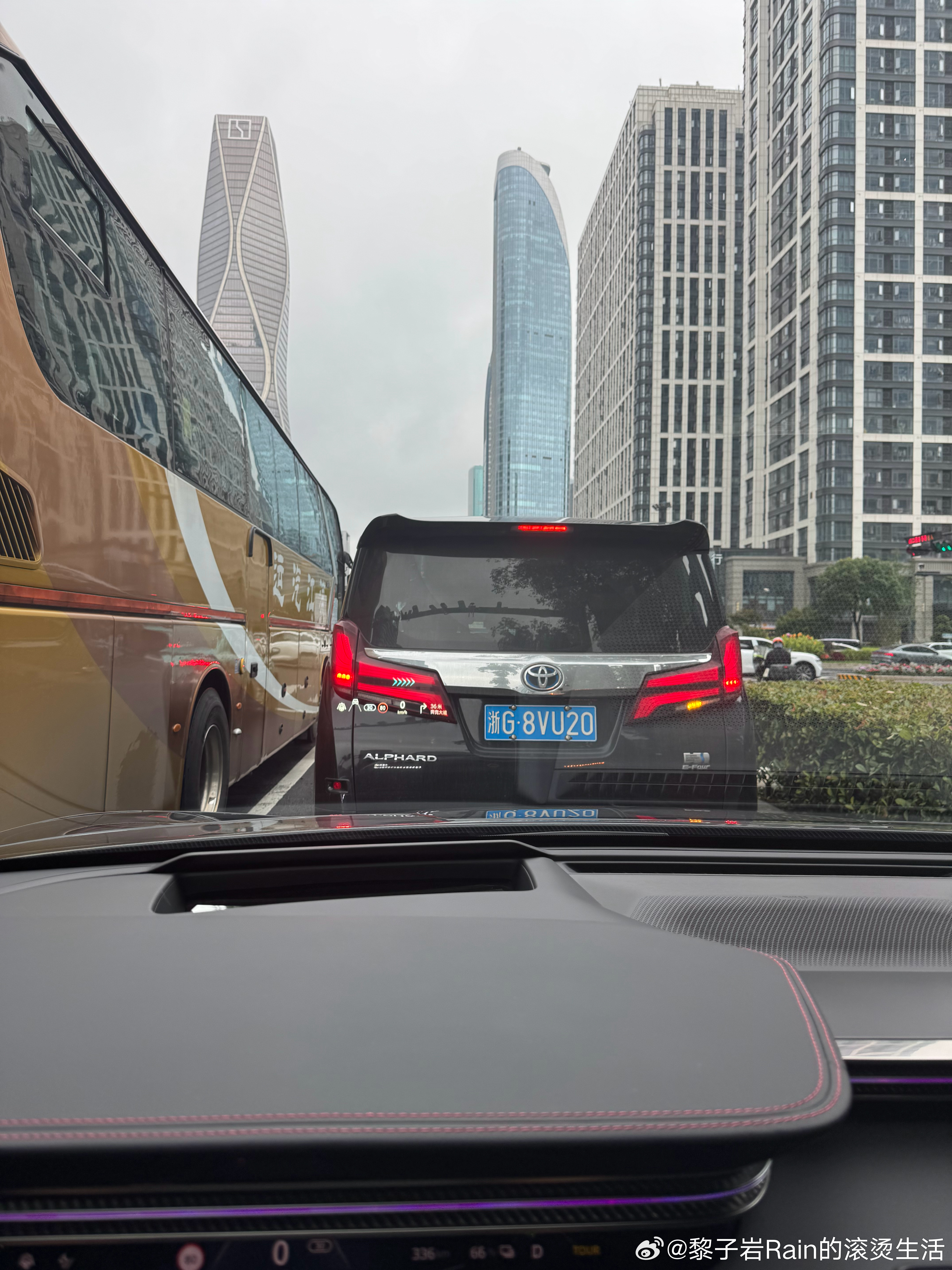 其实丰田阿尔法是一辆底盘素质，乘坐品质稀烂的车。远不如别克GL8，理想Mega，