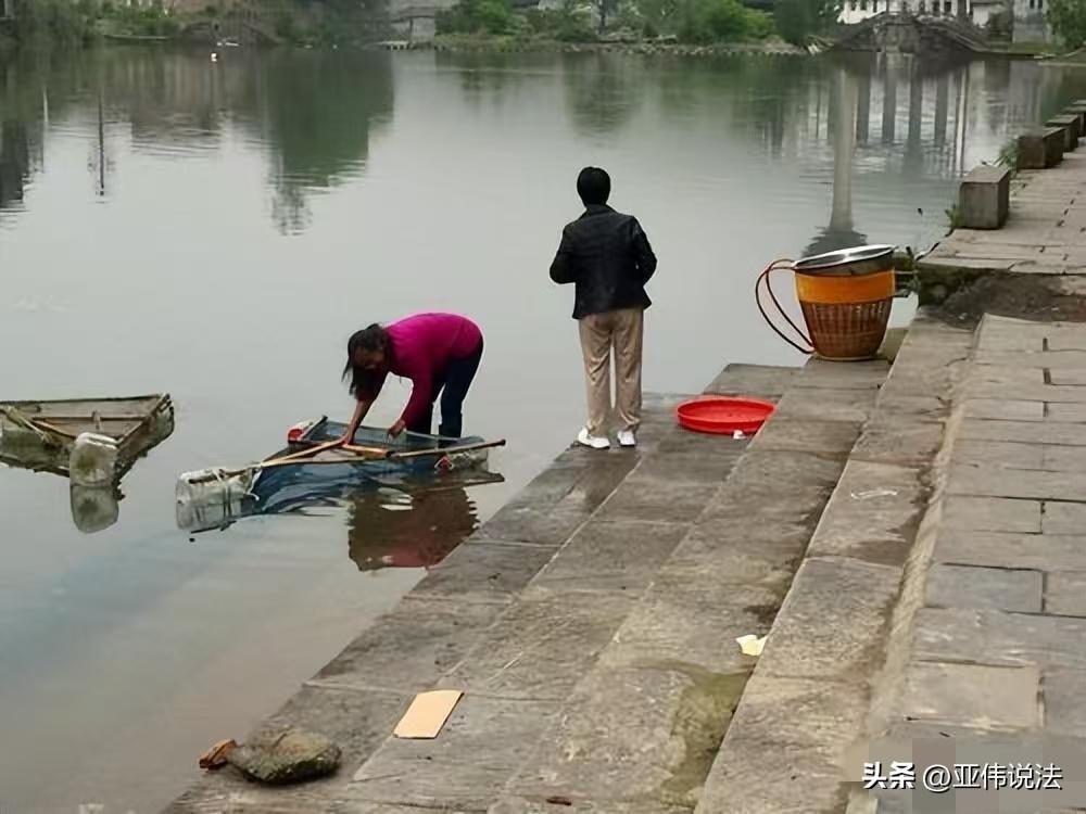想钱想疯了！江苏无锡，一老人下雨天去河边洗拖把，因地面湿滑，老人不慎坠入河中，等
