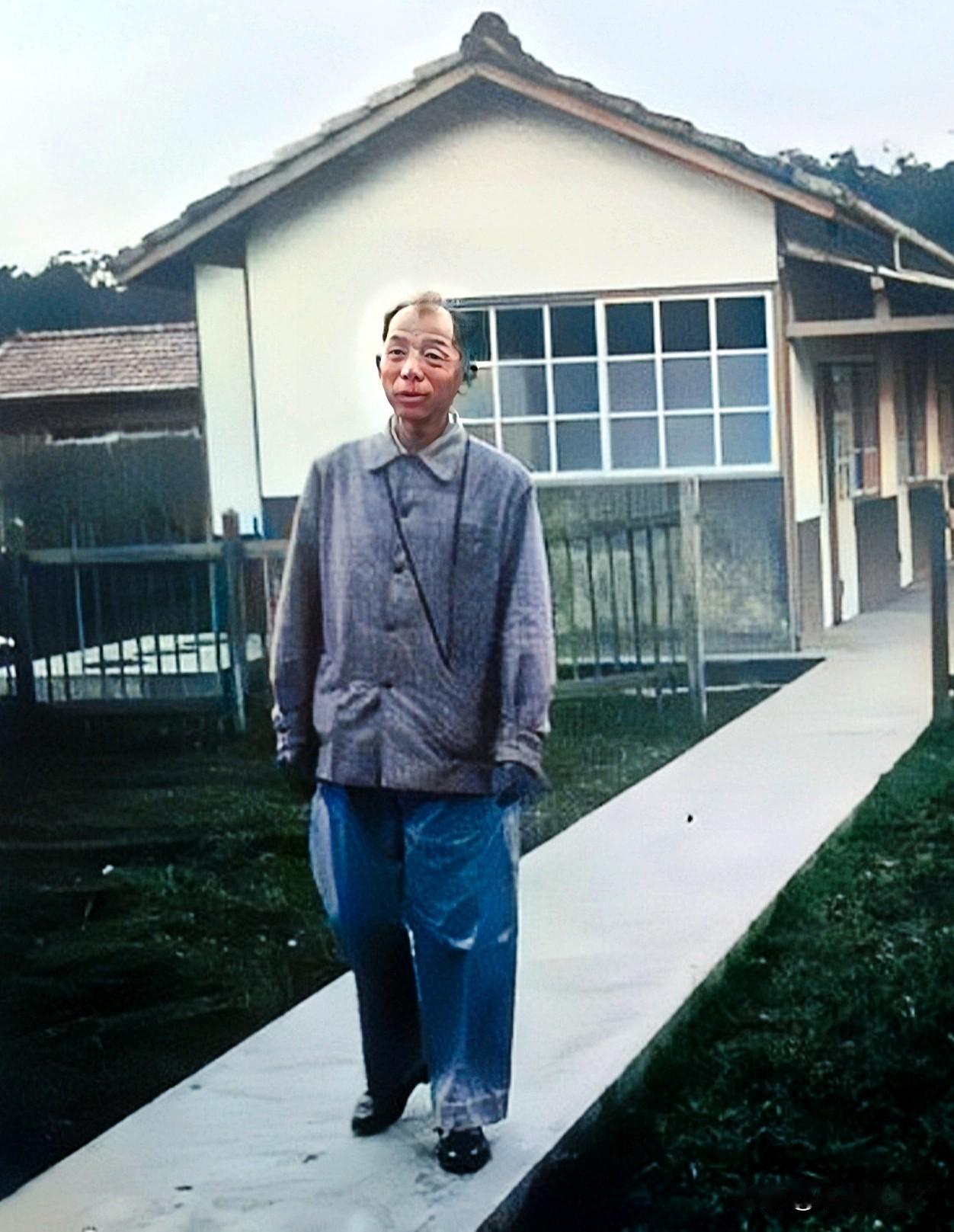 一九六三年，台湾，幽禁期间在室外散步的张学良，每天都是无所事事，这一年他六十二岁