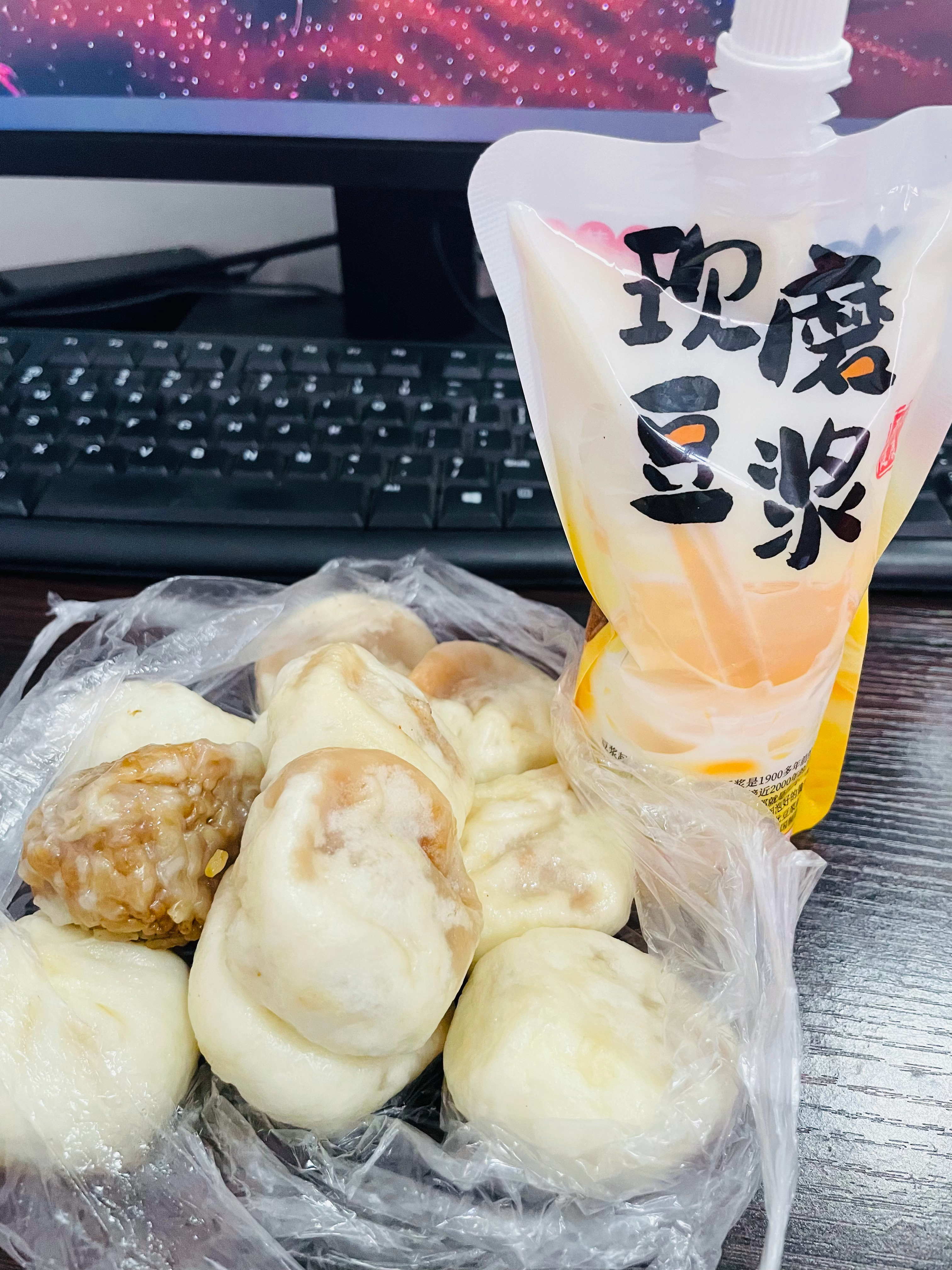 今天同事给我带的早餐，好吃。 