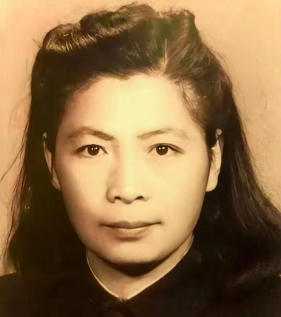 她是广州起义总指挥张太雷的遗孀。丈夫牺牲时，年仅29岁，他们的儿子，才刚刚两个月