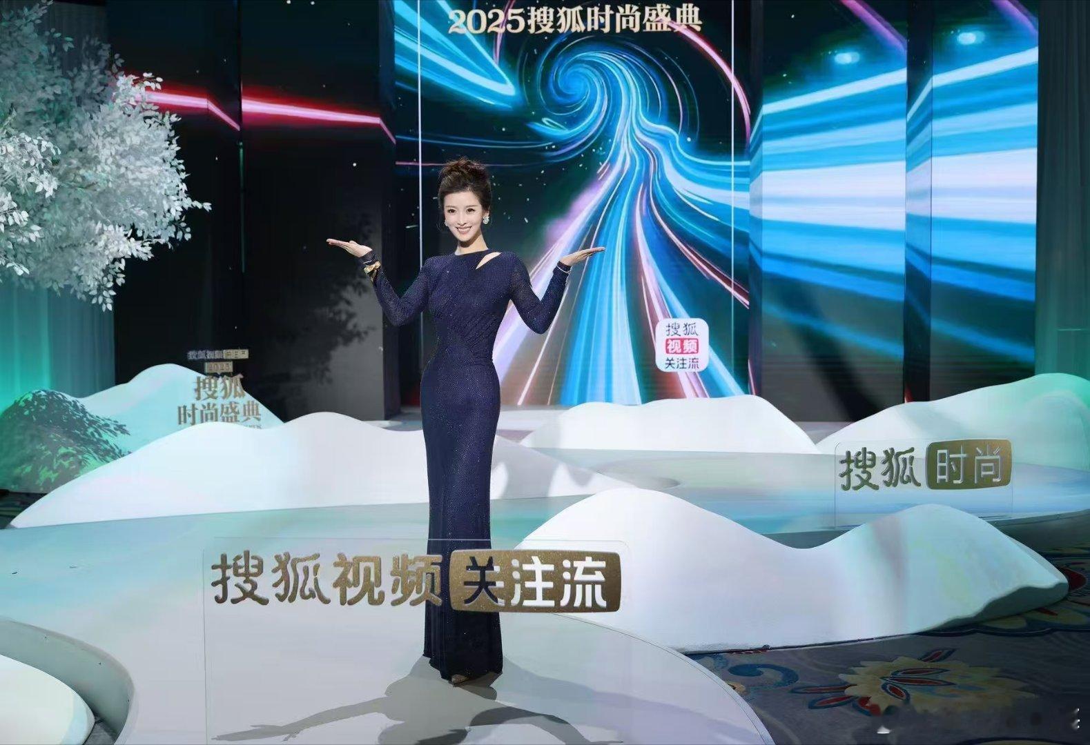 搜狐时尚盛典 朱梓橦简约妆面衬得气质愈发清冷高级，一袭礼服优雅得体，红毯上的她，